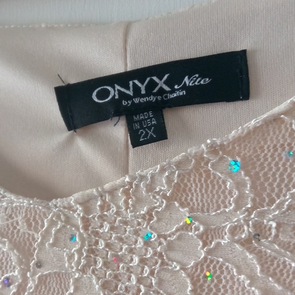 Beautiful lace top - Picture 2 of 3